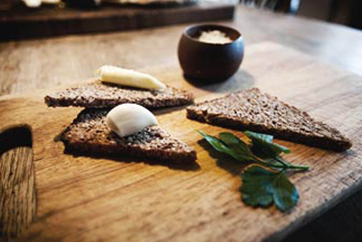 Ristet rugbrød med hvidløg - opskrift - Hvidløg & Vin